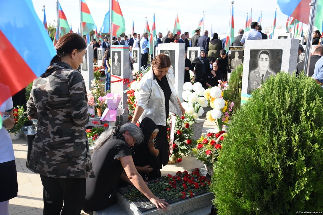 Azərbaycan xalqı qəhrəman şəhidlərini anır (FOTO)