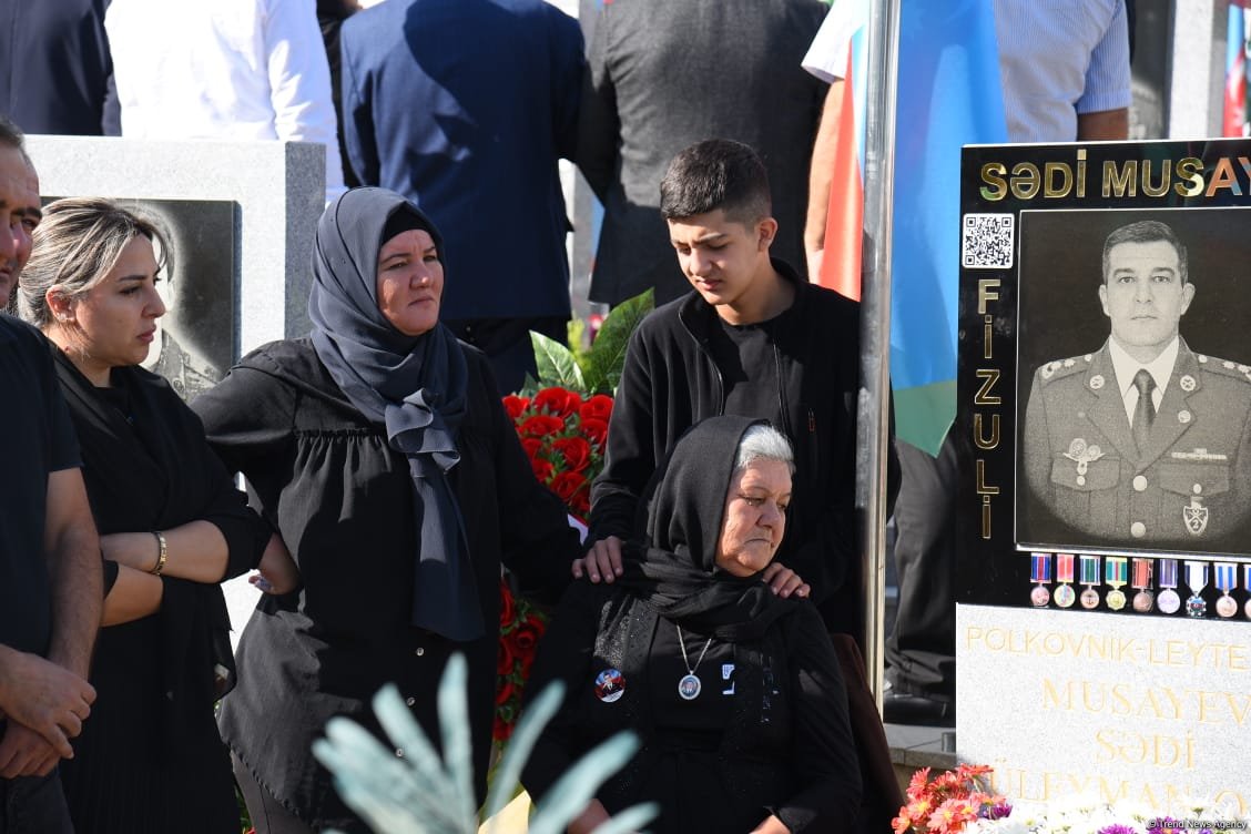 Azərbaycan xalqı qəhrəman şəhidlərini anır (FOTO)