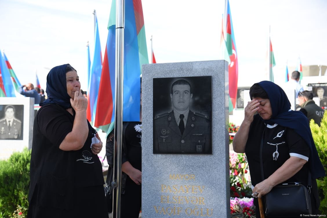Azərbaycan xalqı qəhrəman şəhidlərini anır (FOTO)