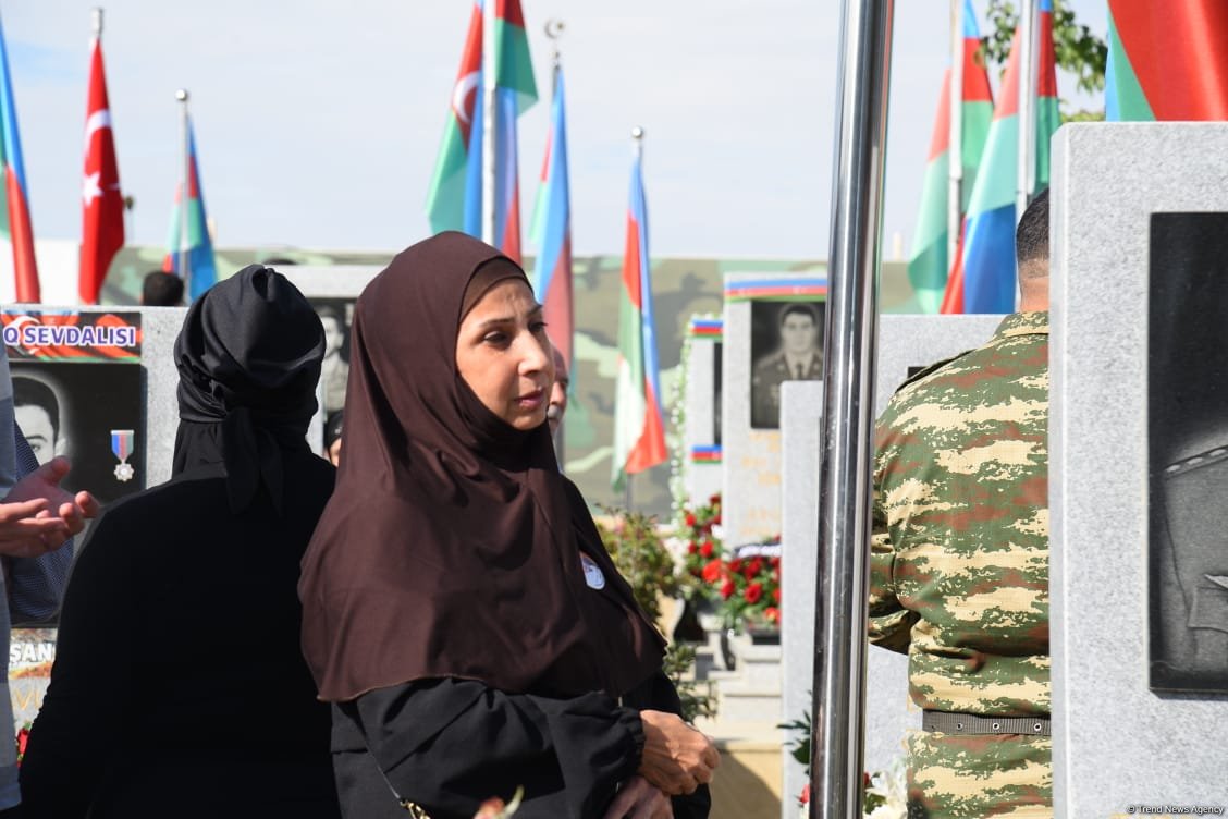 Azərbaycan xalqı qəhrəman şəhidlərini anır (FOTO)