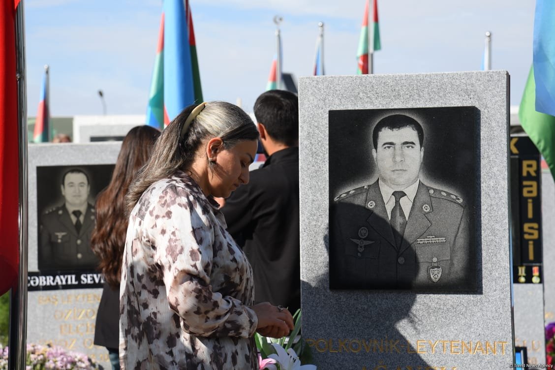 Azərbaycan xalqı qəhrəman şəhidlərini anır (FOTO)