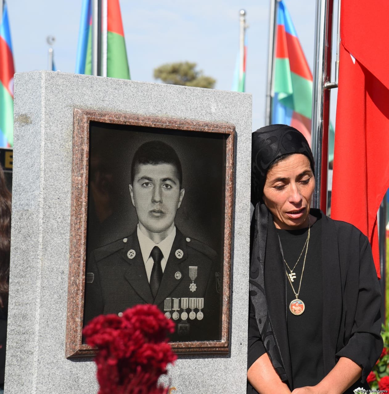 Azərbaycan xalqı qəhrəman şəhidlərini anır (FOTO)