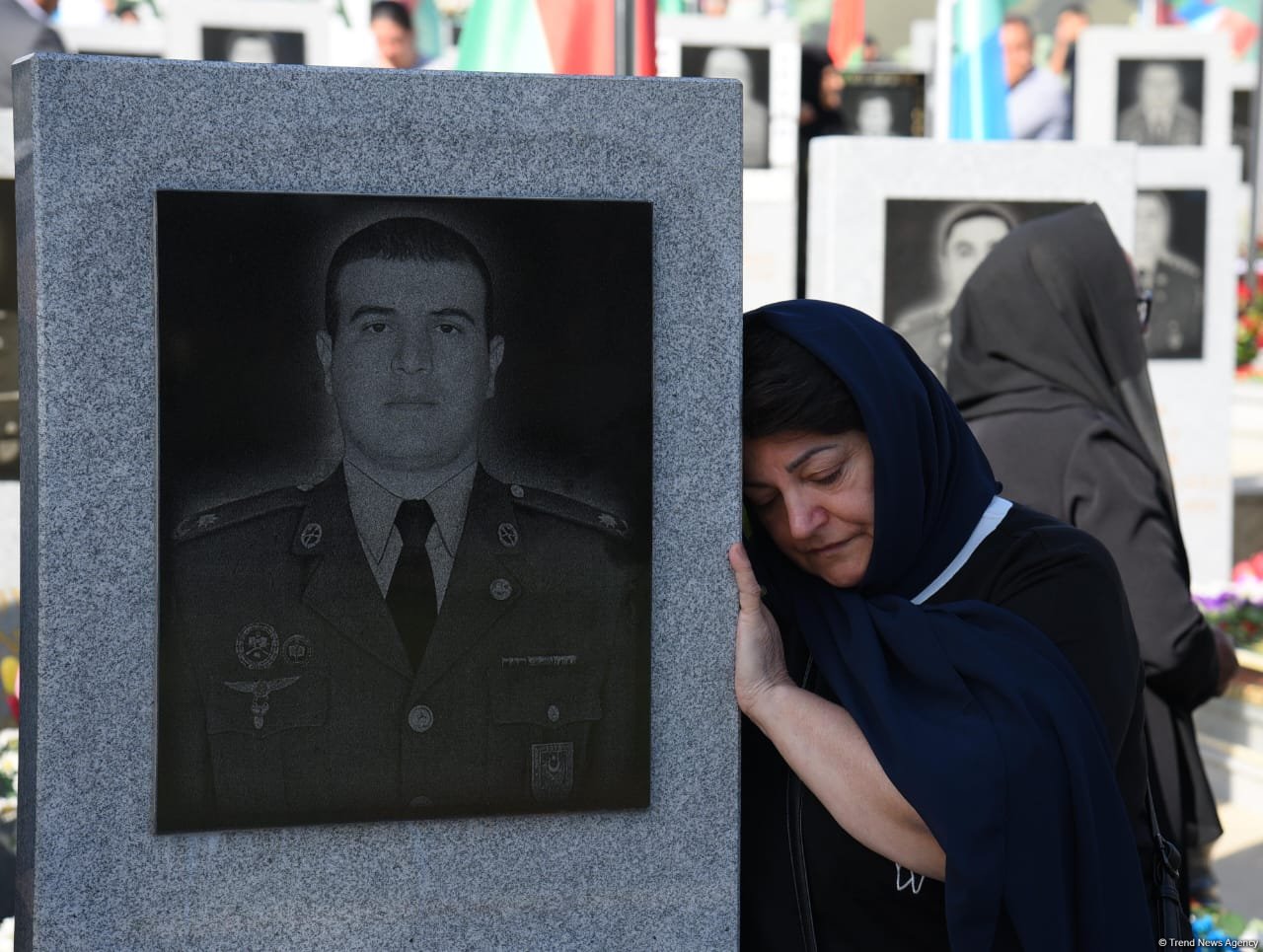 Azərbaycan xalqı qəhrəman şəhidlərini anır (FOTO)