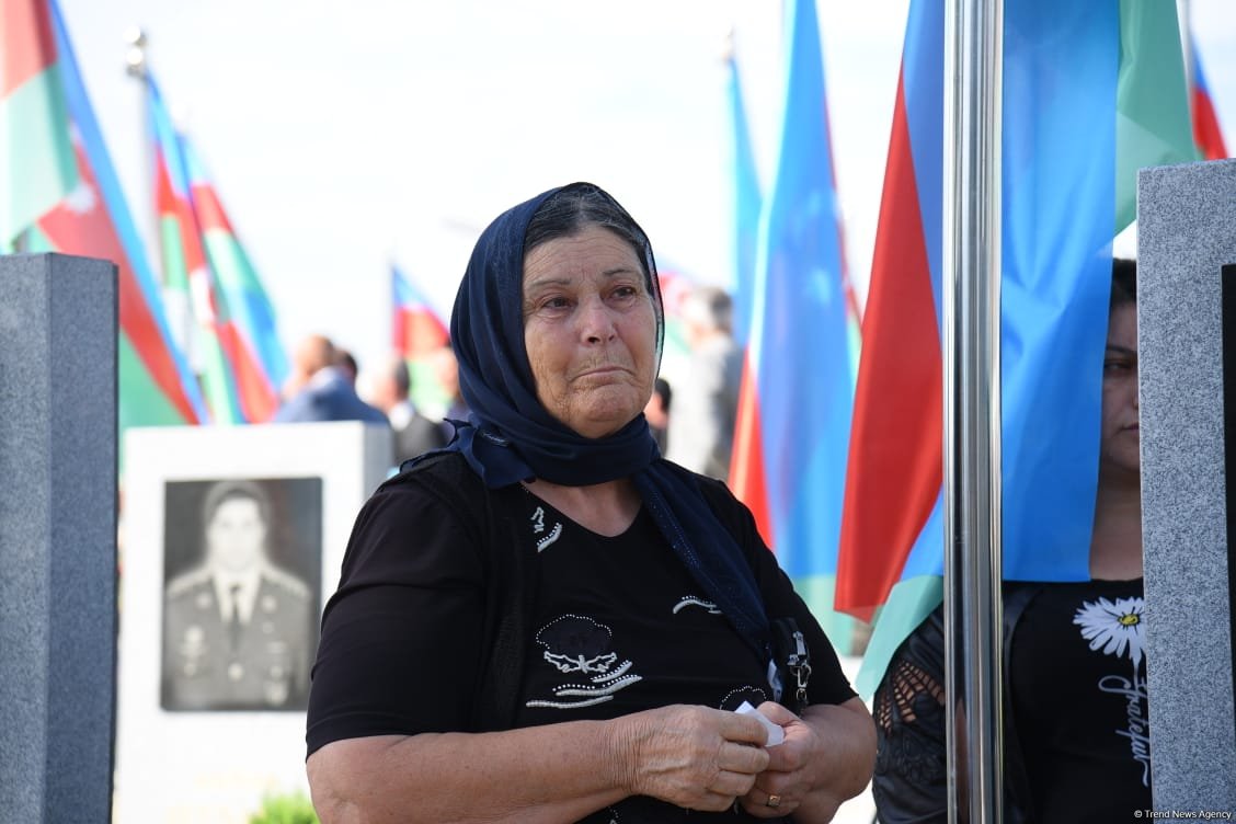 Azərbaycan xalqı qəhrəman şəhidlərini anır (FOTO)