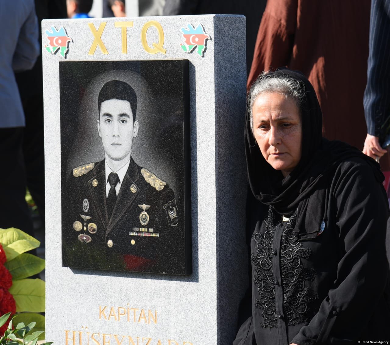 Azərbaycan xalqı qəhrəman şəhidlərini anır (FOTO)