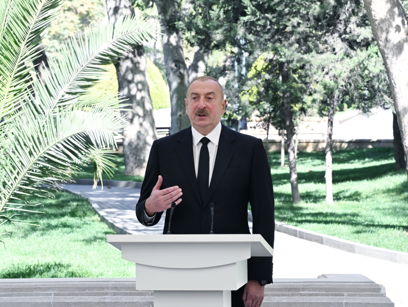 Prezident İlham Əliyev Bakıda Aşıq Ələsgərin abidəsinin açılışında iştirak edib (YENİLƏNİB) (FOTO/VİDEO)