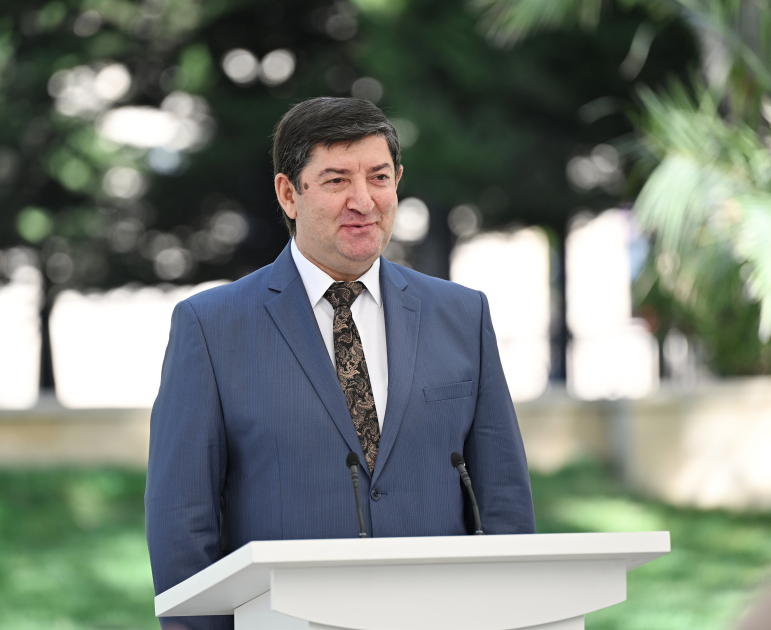 Prezident İlham Əliyev Bakıda Aşıq Ələsgərin abidəsinin açılışında iştirak edib (YENİLƏNİB) (FOTO/VİDEO)