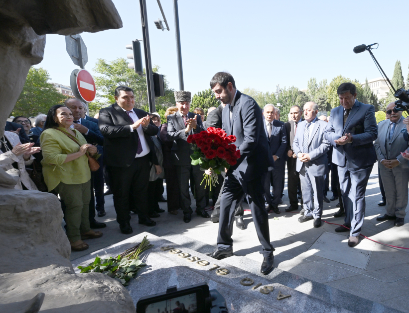 Prezident İlham Əliyev Bakıda Aşıq Ələsgərin abidəsinin açılışında iştirak edib (YENİLƏNİB) (FOTO/VİDEO)