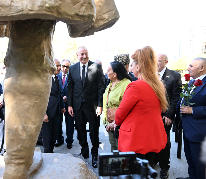 Prezident İlham Əliyev Bakıda Aşıq Ələsgərin abidəsinin açılışında iştirak edib (YENİLƏNİB) (FOTO/VİDEO)