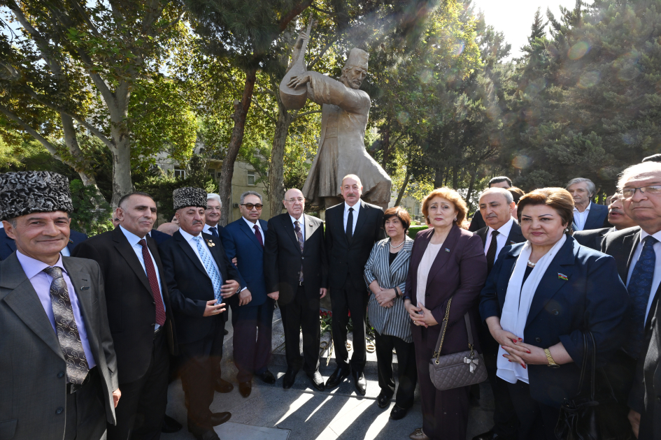 Prezident İlham Əliyev Bakıda Aşıq Ələsgərin abidəsinin açılışında iştirak edib (YENİLƏNİB) (FOTO/VİDEO)