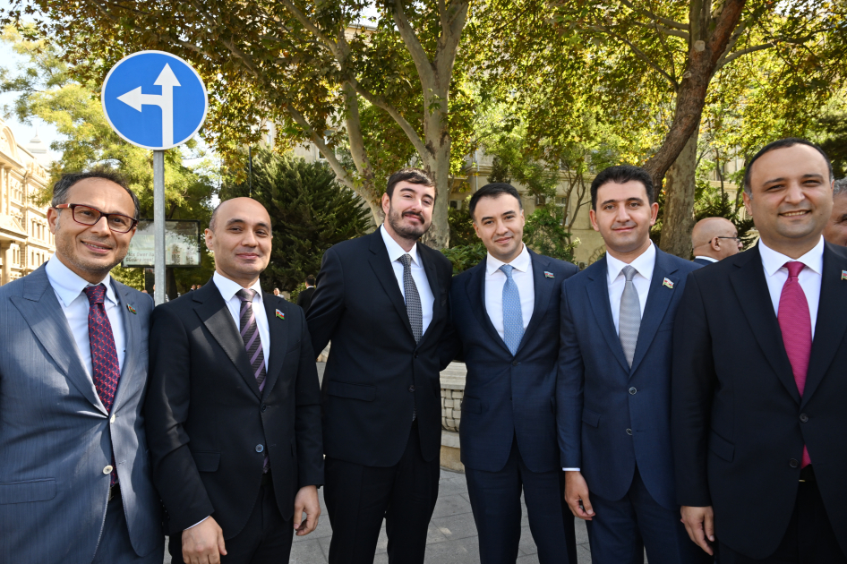 Prezident İlham Əliyev Bakıda Aşıq Ələsgərin abidəsinin açılışında iştirak edib (YENİLƏNİB) (FOTO/VİDEO)
