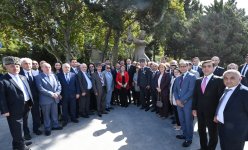 Prezident İlham Əliyev Bakıda Aşıq Ələsgərin abidəsinin açılışında iştirak edib (YENİLƏNİB) (FOTO/VİDEO)