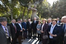 Prezident İlham Əliyev Bakıda Aşıq Ələsgərin abidəsinin açılışında iştirak edib (YENİLƏNİB) (FOTO/VİDEO)