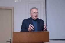 Dünya şöhrətli alim Məsud Əfəndiyev Fields İnstitutunda keçirilən konfransda dəvətli məruzəçi qismində çıxış edib