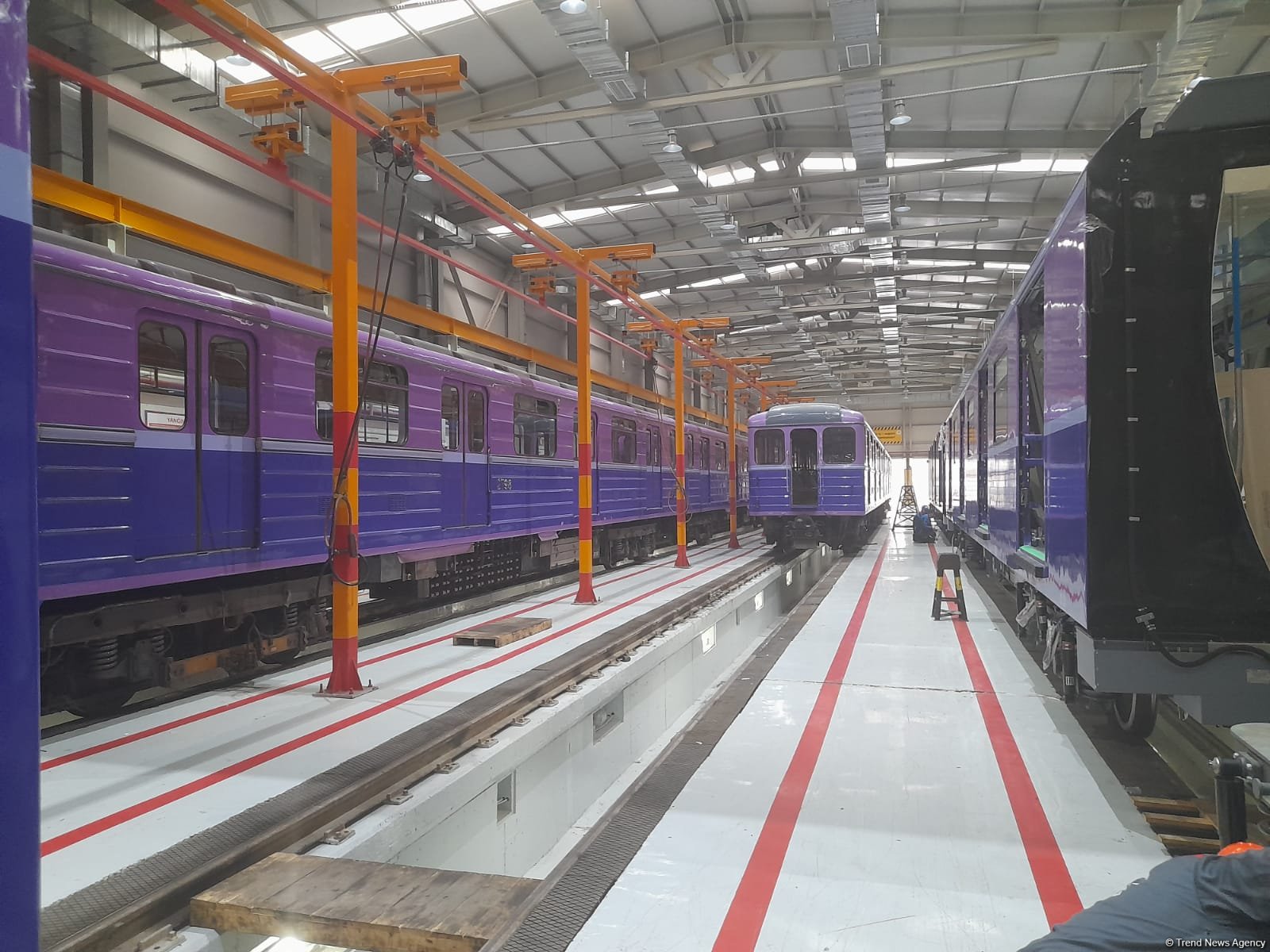 Bu gün media nümayəndələrinin iştirakı ilə yeni metro qatarlarına baxış keçirilib (FOTO)
