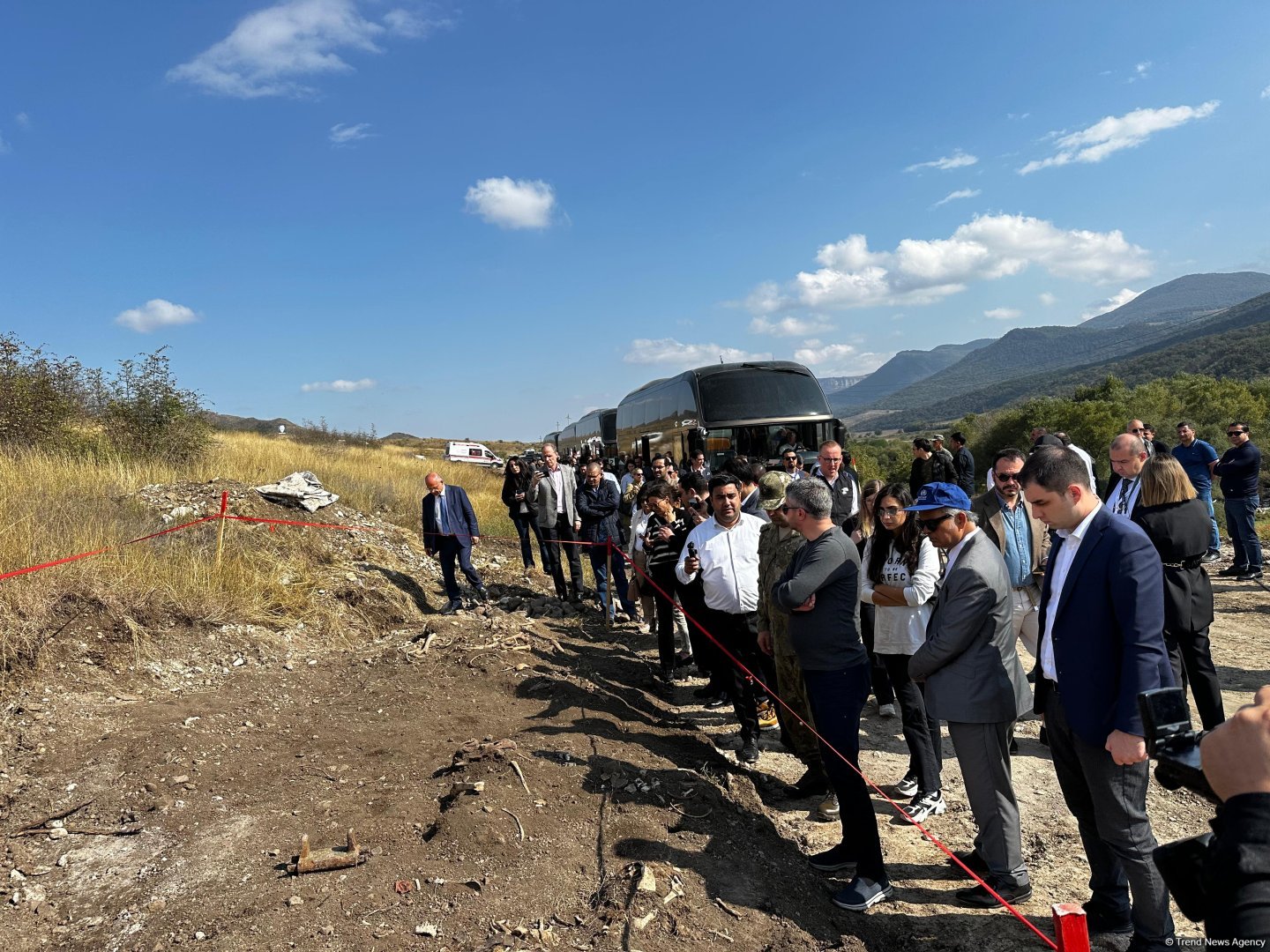 Ağdərədə aşkarlanmış kütləvi məzarlığa baxış keçirilib (FOTO)
