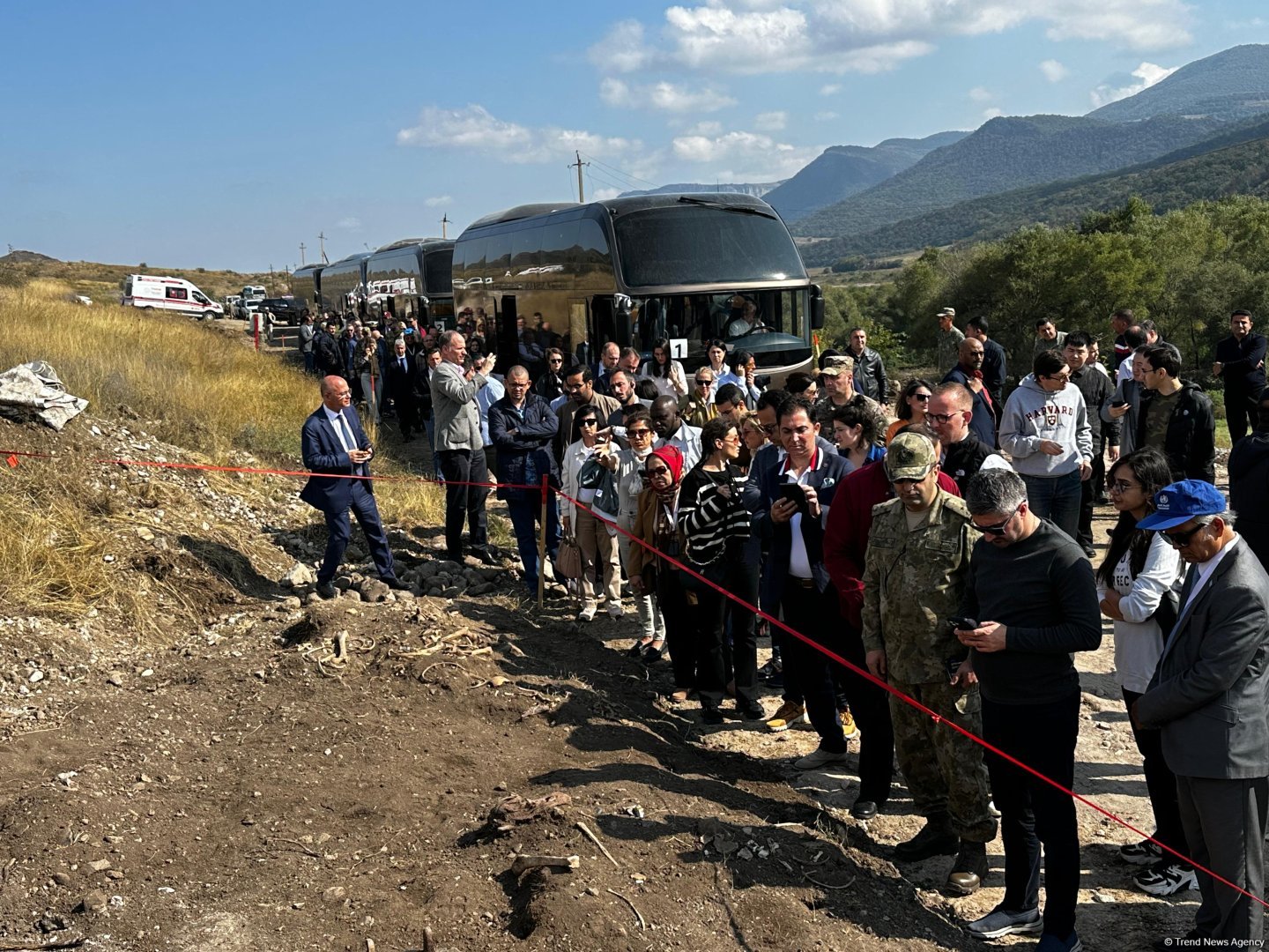 Ağdərədə aşkarlanmış kütləvi məzarlığa baxış keçirilib (FOTO)
