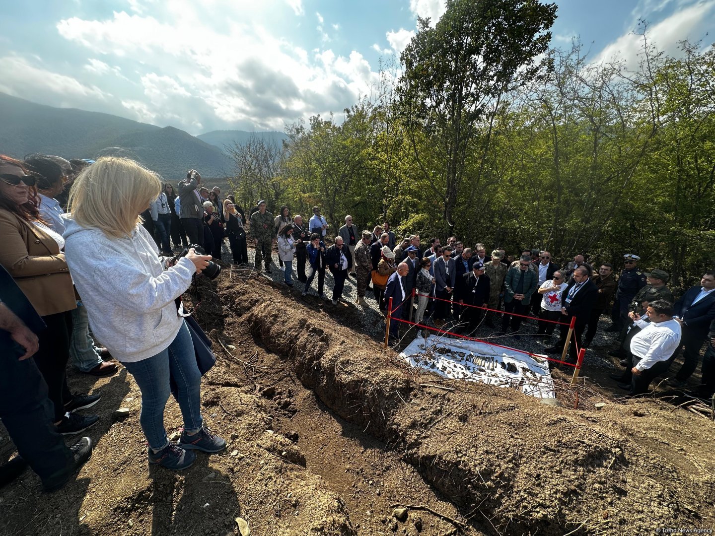 Ağdərədə aşkarlanmış kütləvi məzarlığa baxış keçirilib (FOTO)