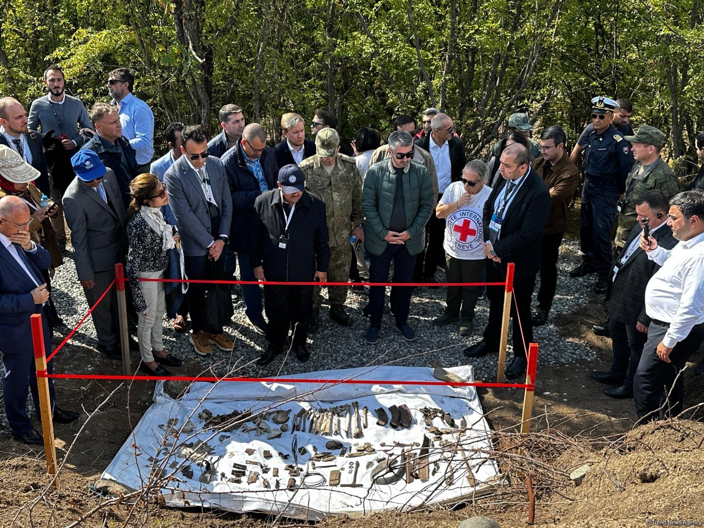 Ağdərədə aşkarlanmış kütləvi məzarlığa baxış keçirilib (FOTO)