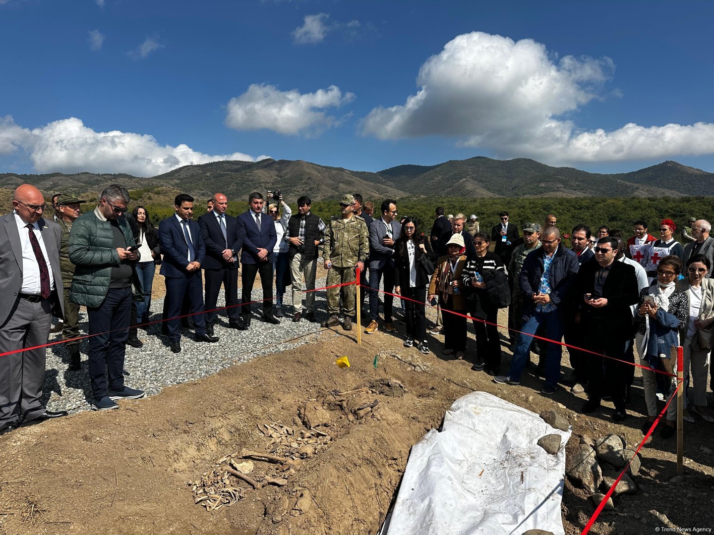 Ağdərədə aşkarlanmış kütləvi məzarlığa baxış keçirilib (FOTO)