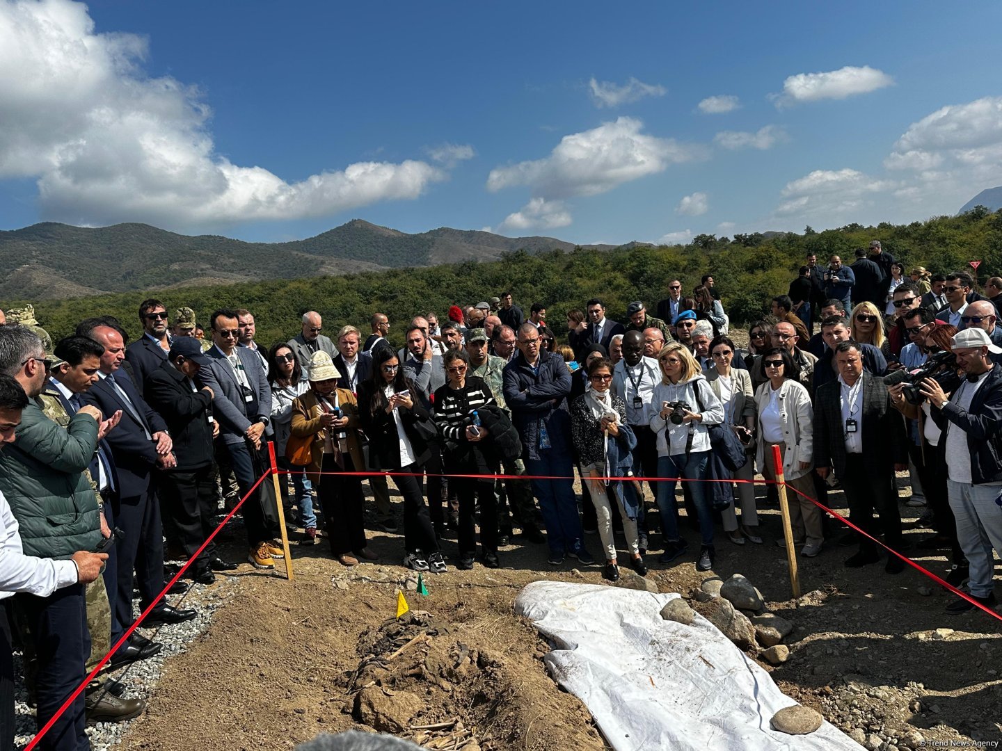 Ağdərədə aşkarlanmış kütləvi məzarlığa baxış keçirilib (FOTO)