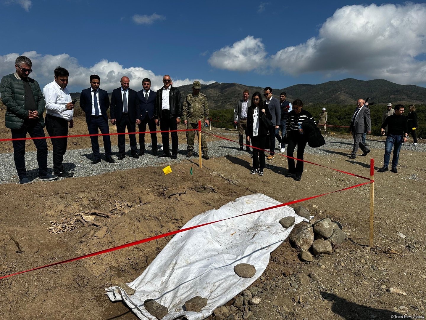 Ağdərədə aşkarlanmış kütləvi məzarlığa baxış keçirilib (FOTO)