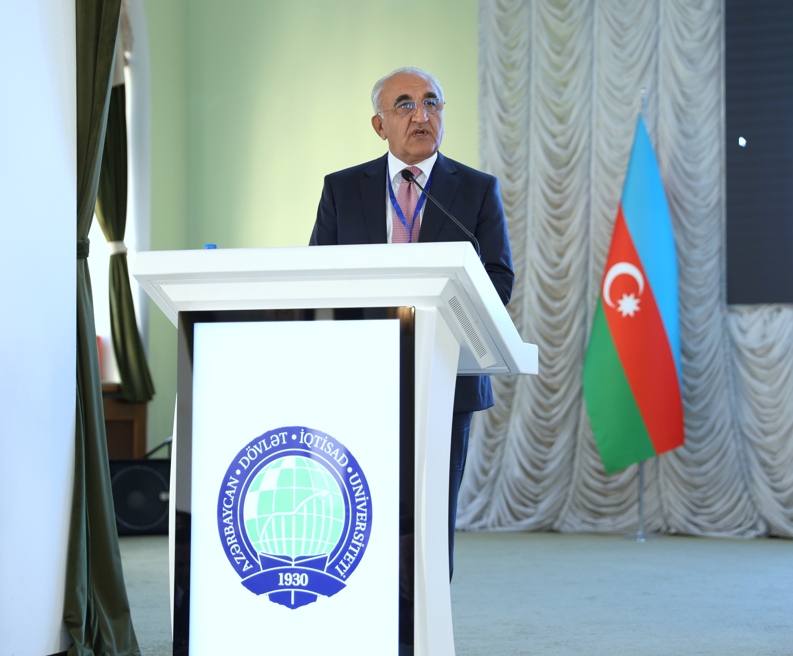 UNEC-də “Yaşıl iqtisadiyyat: Elm, təhsil, texnologiya və innovasiya” mövzusunda beynəlxalq konfrans öz işinə başlayıb (FOTO)