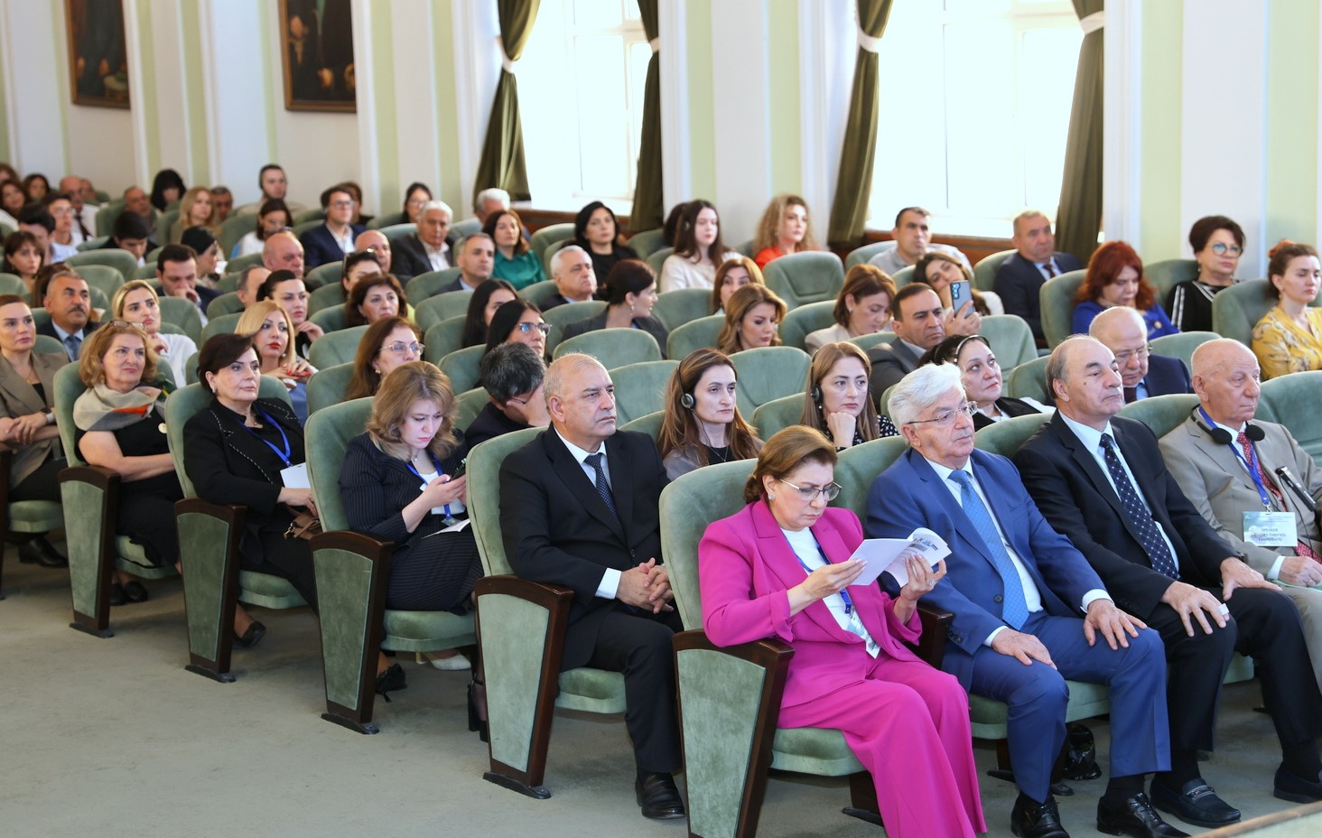 UNEC-də “Yaşıl iqtisadiyyat: Elm, təhsil, texnologiya və innovasiya” mövzusunda beynəlxalq konfrans öz işinə başlayıb (FOTO)