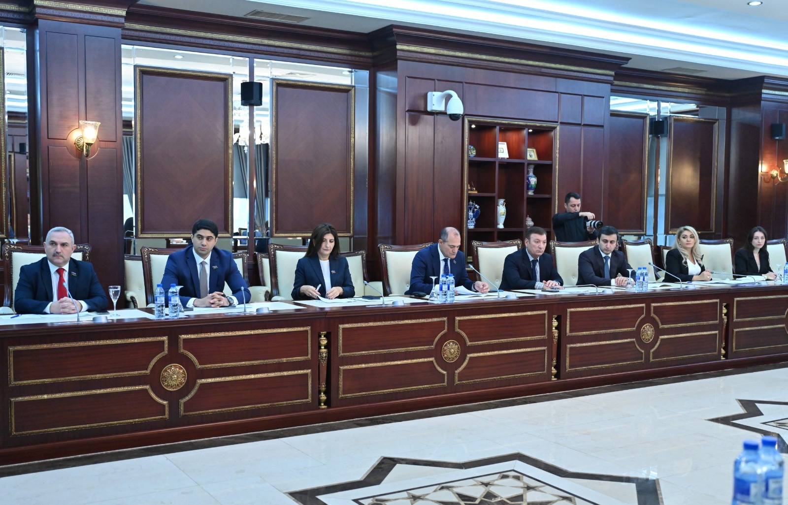 İnsan hüquqları komitəsi payız sessiyasında ilk iclasını keçirib (FOTO)