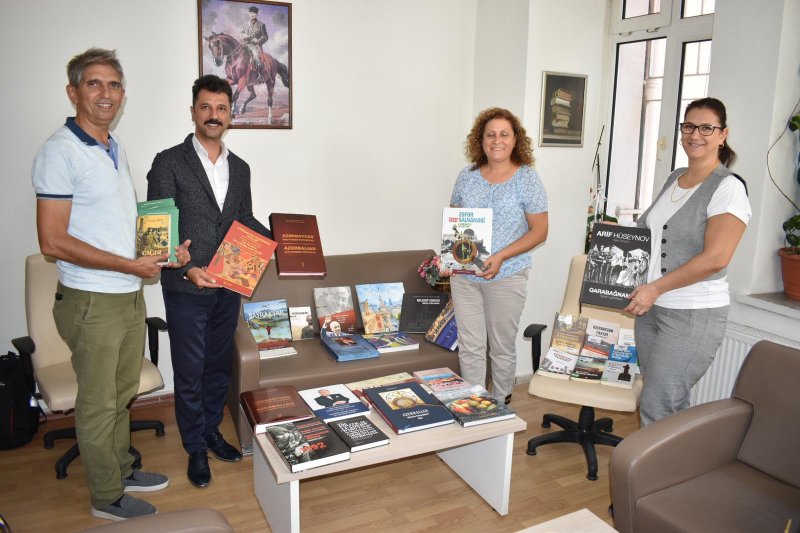 Manisa Xalq Kitabxanasına Azərbaycanla bağlı kitablar hədiyyə edilib (FOTO)