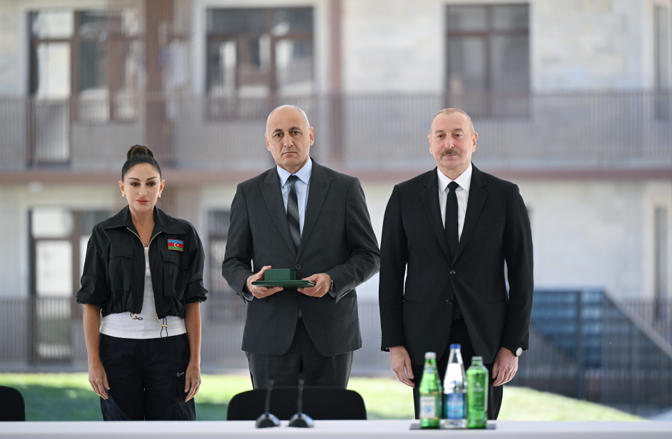 Prezident İlham Əliyev və Birinci xanım Mehriban Əliyeva Cəbrayıl şəhərində inşa olunan yaşayış kompleksinin açılışında iştirak ediblər (FOTO/VİDEO) (YENİLƏNİB-3)