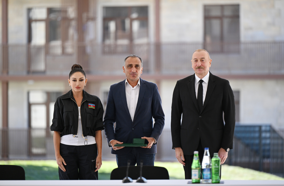 Prezident İlham Əliyev və Birinci xanım Mehriban Əliyeva Cəbrayıl şəhərində inşa olunan yaşayış kompleksinin açılışında iştirak ediblər (FOTO/VİDEO) (YENİLƏNİB-3)