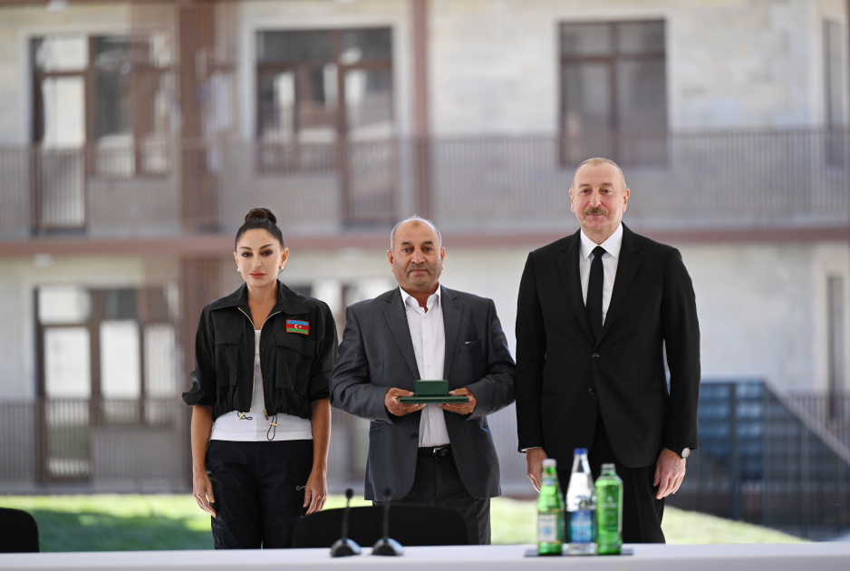 Prezident İlham Əliyev və Birinci xanım Mehriban Əliyeva Cəbrayıl şəhərində inşa olunan yaşayış kompleksinin açılışında iştirak ediblər (FOTO/VİDEO) (YENİLƏNİB-3)