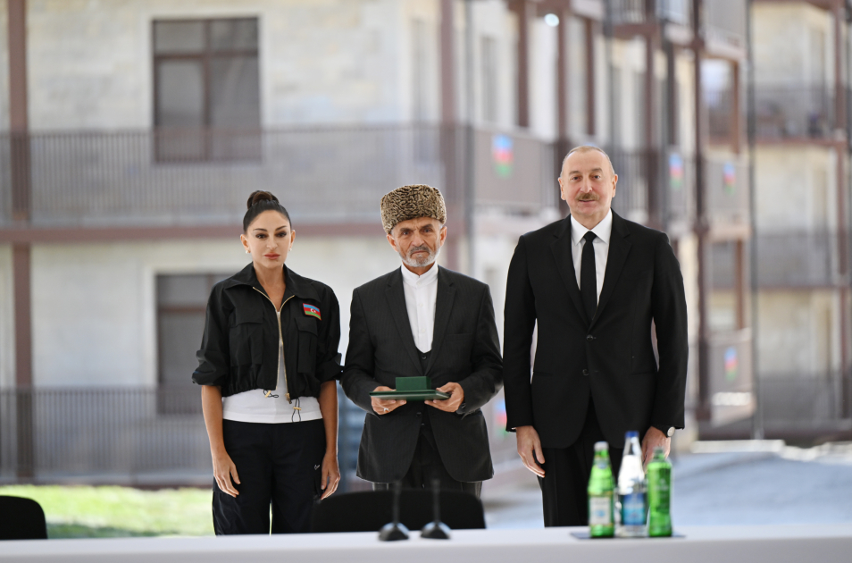 Prezident İlham Əliyev və Birinci xanım Mehriban Əliyeva Cəbrayıl şəhərində inşa olunan yaşayış kompleksinin açılışında iştirak ediblər (FOTO/VİDEO) (YENİLƏNİB-3)