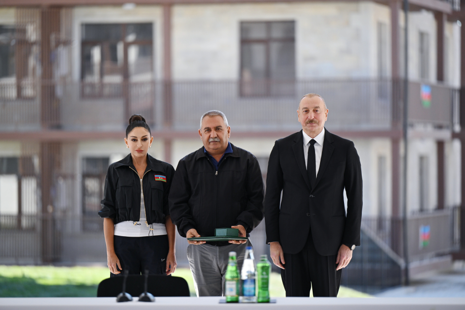 Prezident İlham Əliyev və Birinci xanım Mehriban Əliyeva Cəbrayıl şəhərində inşa olunan yaşayış kompleksinin açılışında iştirak ediblər (FOTO/VİDEO) (YENİLƏNİB-3)