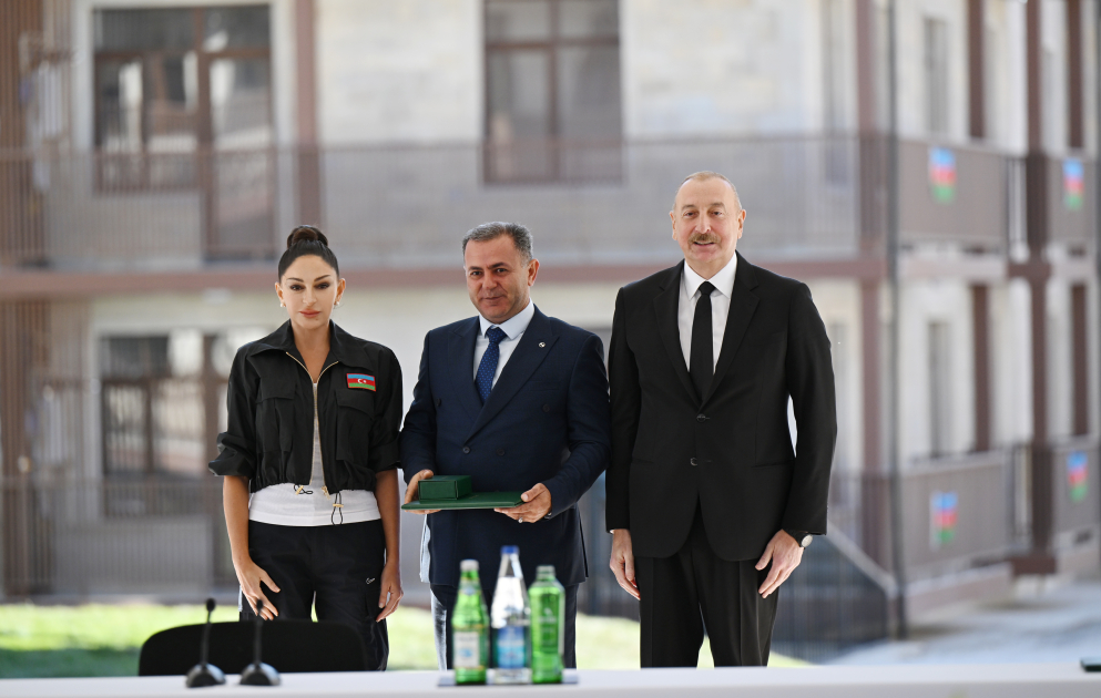 Prezident İlham Əliyev və Birinci xanım Mehriban Əliyeva Cəbrayıl şəhərində inşa olunan yaşayış kompleksinin açılışında iştirak ediblər (FOTO/VİDEO) (YENİLƏNİB-3)