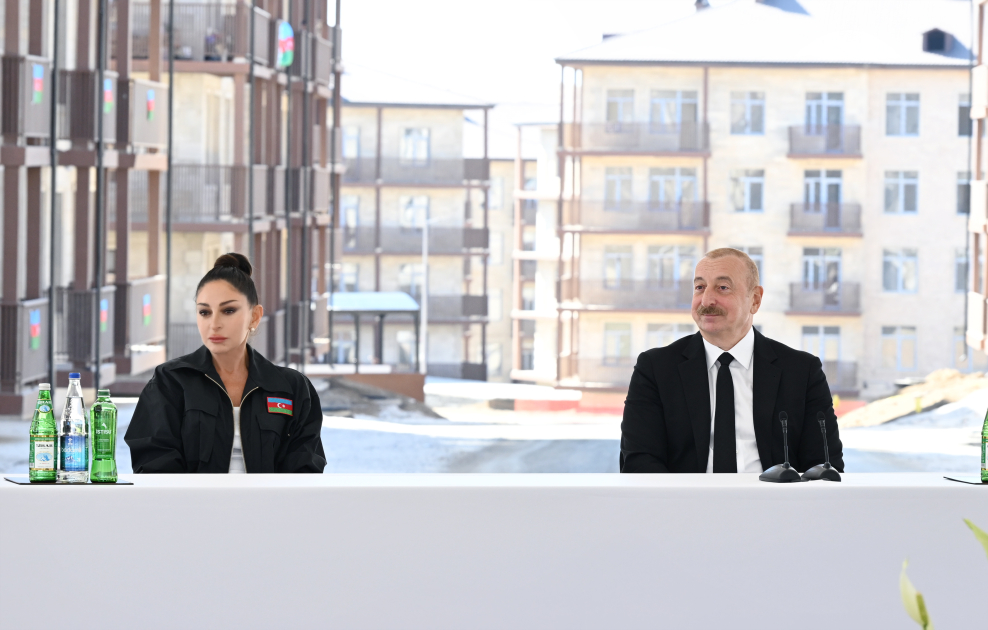 Prezident İlham Əliyev və Birinci xanım Mehriban Əliyeva Cəbrayıl şəhərində inşa olunan yaşayış kompleksinin açılışında iştirak ediblər (FOTO/VİDEO) (YENİLƏNİB-3)
