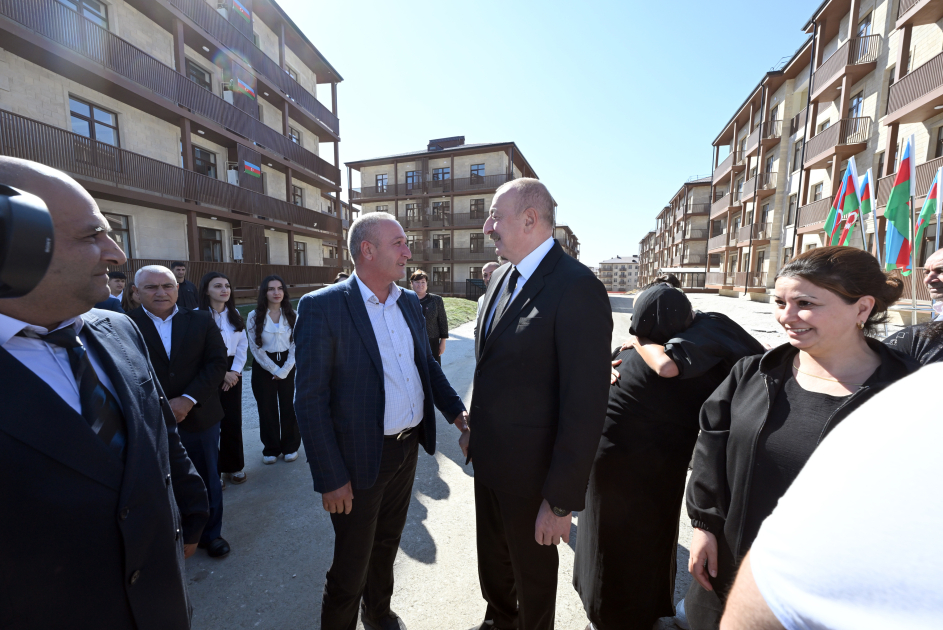 Prezident İlham Əliyev və Birinci xanım Mehriban Əliyeva Cəbrayıl şəhərində inşa olunan yaşayış kompleksinin açılışında iştirak ediblər (FOTO/VİDEO) (YENİLƏNİB-3)