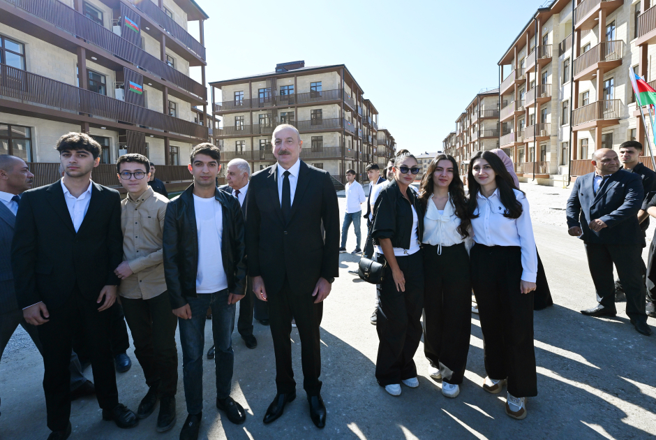 Prezident İlham Əliyev və Birinci xanım Mehriban Əliyeva Cəbrayıl şəhərində inşa olunan yaşayış kompleksinin açılışında iştirak ediblər (FOTO/VİDEO) (YENİLƏNİB-3)