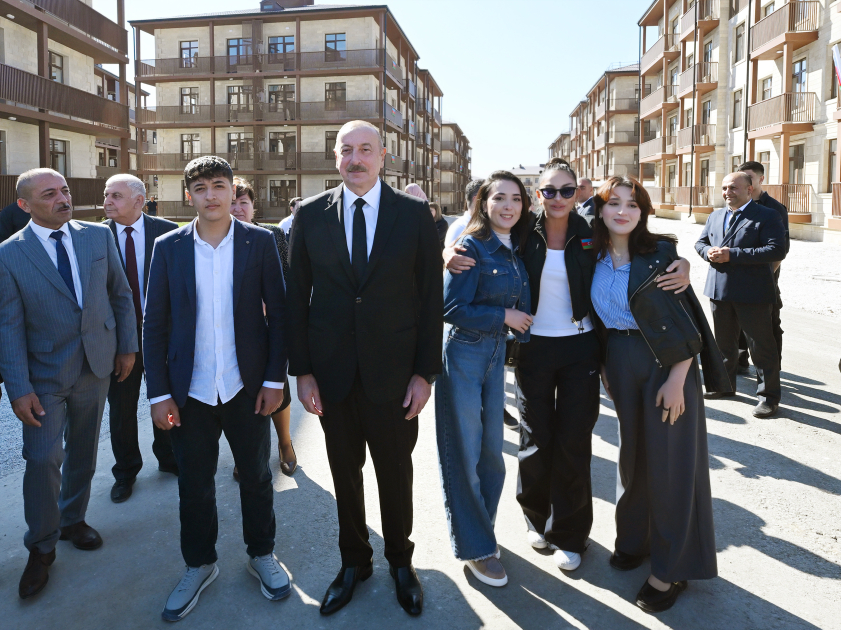 Prezident İlham Əliyev və Birinci xanım Mehriban Əliyeva Cəbrayıl şəhərində inşa olunan yaşayış kompleksinin açılışında iştirak ediblər (FOTO/VİDEO) (YENİLƏNİB-3)
