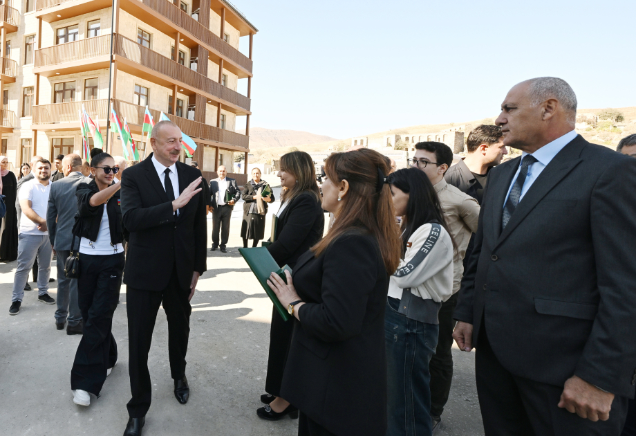 Prezident İlham Əliyev və Birinci xanım Mehriban Əliyeva Cəbrayıl şəhərində inşa olunan yaşayış kompleksinin açılışında iştirak ediblər (FOTO/VİDEO) (YENİLƏNİB-3)