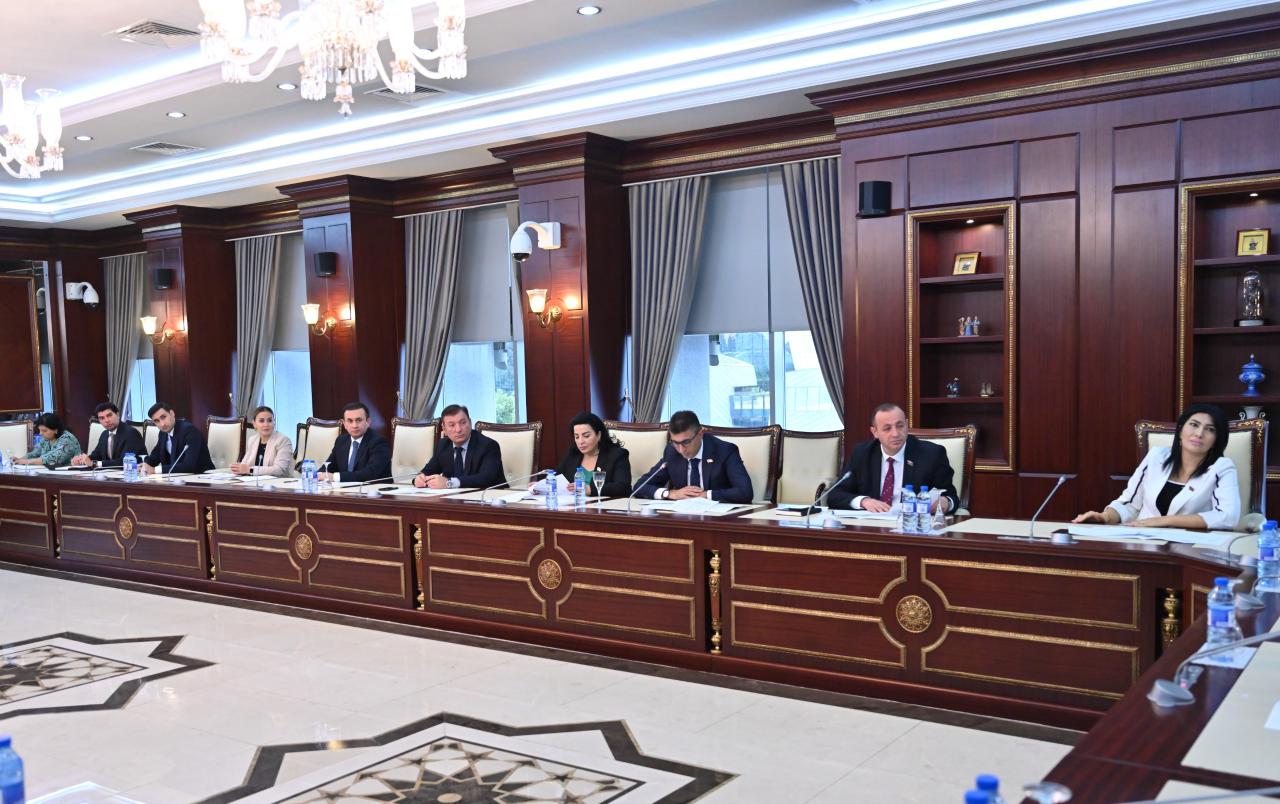 Elm və təhsil komitəsinin payız sessiyasında ilk iclası keçirilib (FOTO)