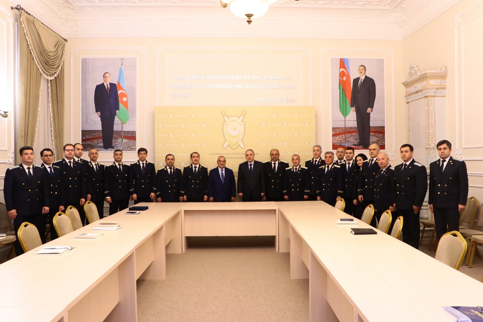 Kamran Əliyev Azərbaycan Prokurorluğunun veteranı Rüstəm Usubovu yubileyi münasibəti ilə təbrik edib (FOTO)