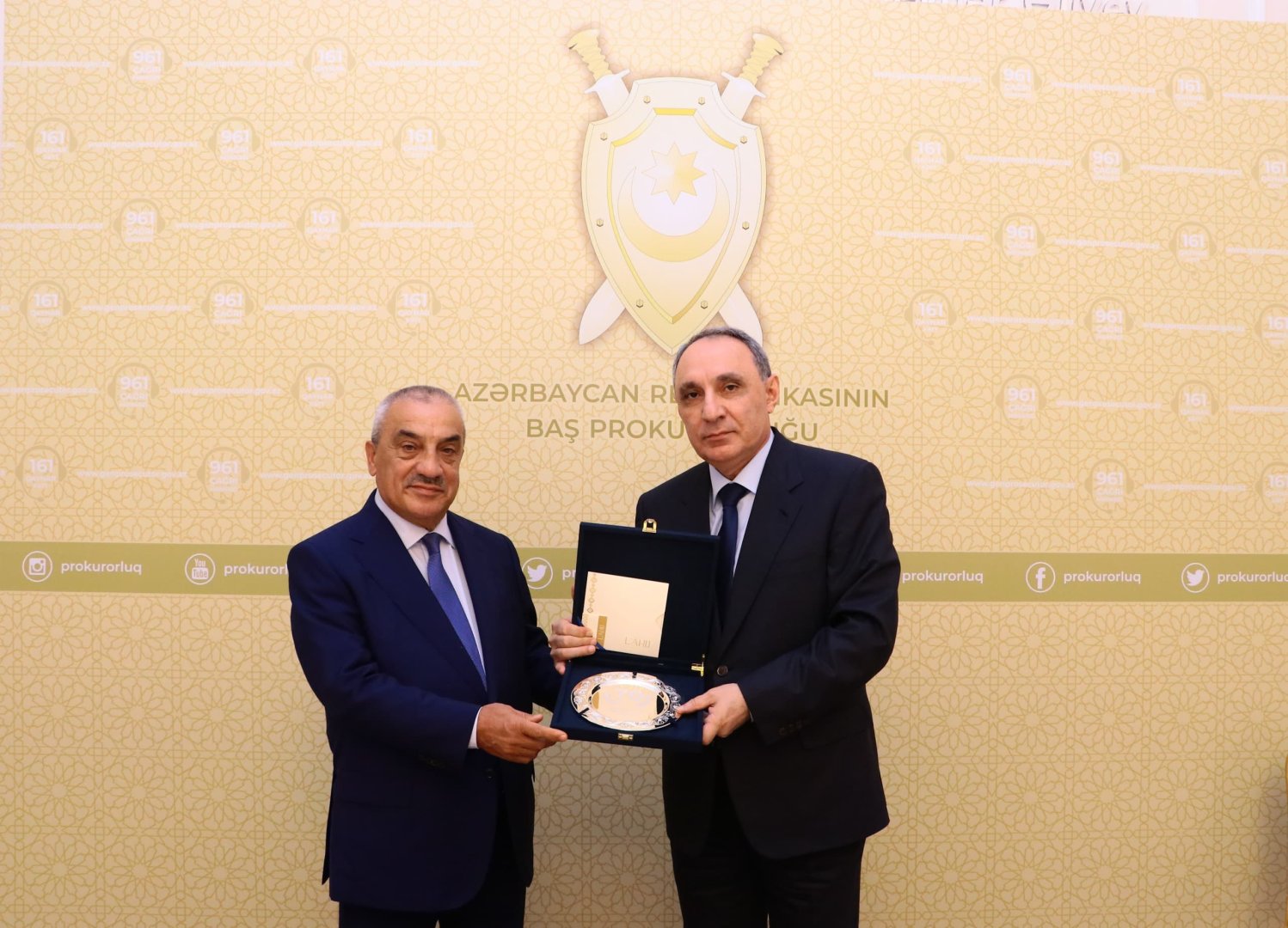 Kamran Əliyev Azərbaycan Prokurorluğunun veteranı Rüstəm Usubovu yubileyi münasibəti ilə təbrik edib (FOTO)
