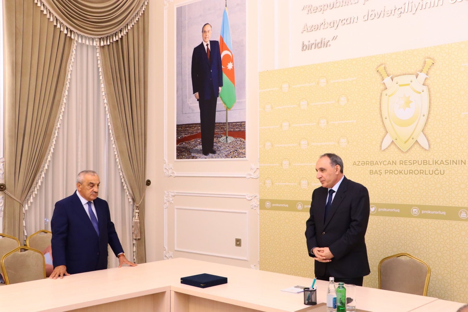 Kamran Əliyev Azərbaycan Prokurorluğunun veteranı Rüstəm Usubovu yubileyi münasibəti ilə təbrik edib (FOTO)