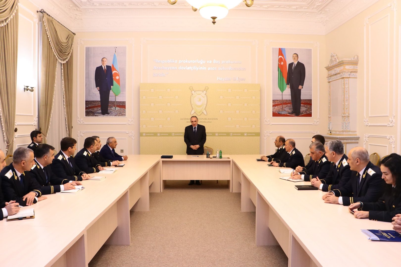Kamran Əliyev Azərbaycan Prokurorluğunun veteranı Rüstəm Usubovu yubileyi münasibəti ilə təbrik edib (FOTO)