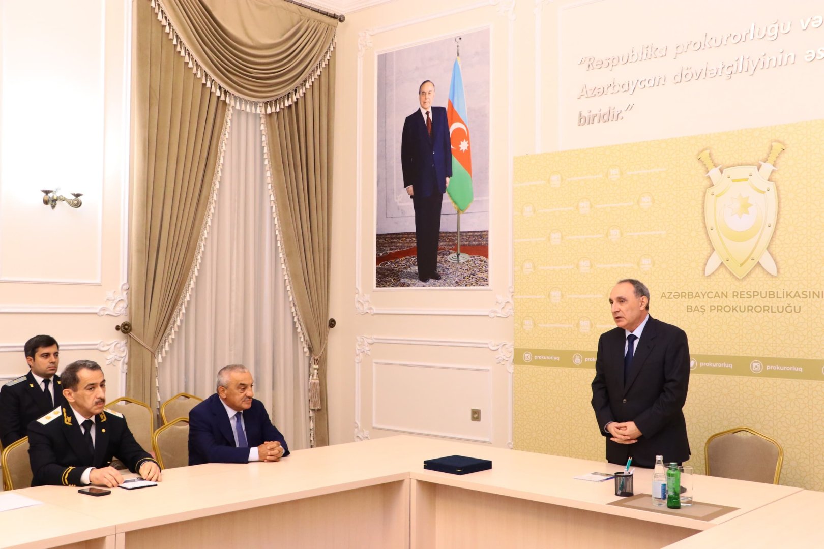 Kamran Əliyev Azərbaycan Prokurorluğunun veteranı Rüstəm Usubovu yubileyi münasibəti ilə təbrik edib (FOTO)