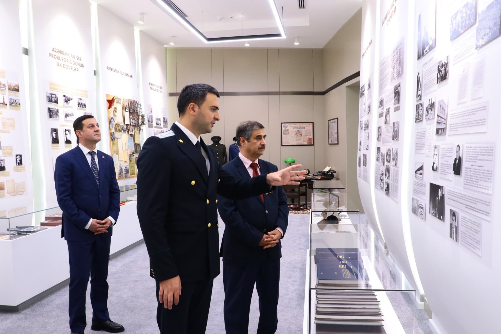 Kamran Əliyev Bəhreynli həmkarını “Elektron prokurorluq” informasiya sisteminin tətbiqi barədə məlumatlandırıb (FOTO)