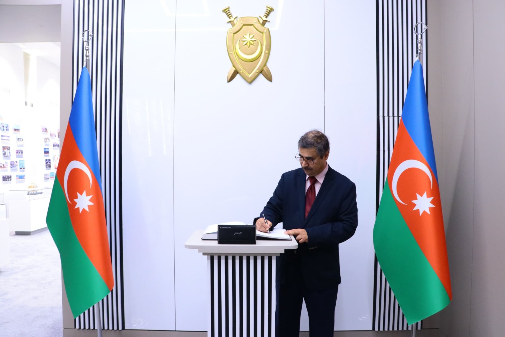 Kamran Əliyev Bəhreynli həmkarını “Elektron prokurorluq” informasiya sisteminin tətbiqi barədə məlumatlandırıb (FOTO)