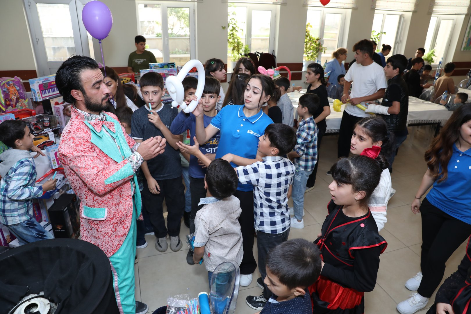 Heydər Əliyev Fondu uşaq evlərində şənlik təşkil etdi (FOTO)